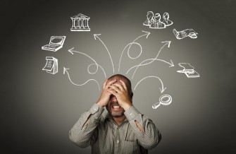 POR QUE A NOSSA MENTE INSISTE TANTO NO NEGATIVO?