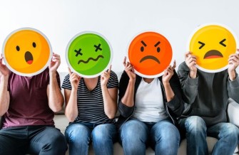 EMOÇÕES MOLDAM EXPERIÊNCIAS? UMA LEITURA PSICANALÍTICA E NEUROCIENTÍFICA SOBRE ATENÇÃO, REPETIÇÃO E REGULAÇÃO