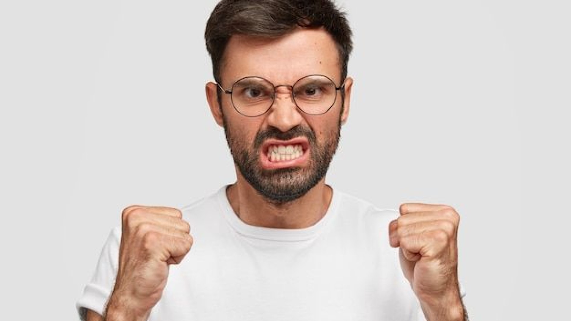 MAU HUMOR CONSTANTE: ENTRE O CÉREBRO EM ALERTA E A REPETIÇÃO PSÍQUICA