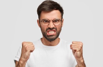 MAU HUMOR CONSTANTE: ENTRE O CÉREBRO EM ALERTA E A REPETIÇÃO PSÍQUICA
